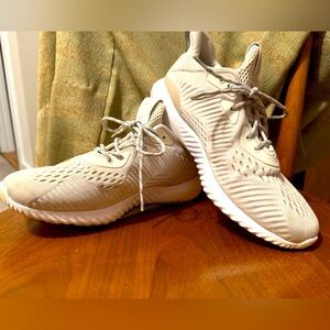 Sleek Adidas Bounce Athletic Sneakers 9.5